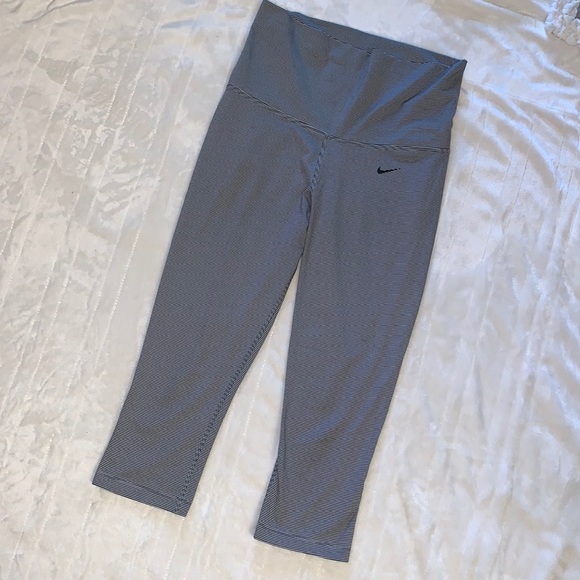High waisted Nike cropped legging - Picture 4 of 4